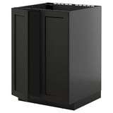 Un mobile da cucina metod nero ikea. È rettangolare con un design moderno ed elegante e finitura scura. L'armadio ha una struttura e pannelli in legno di frassino.