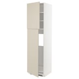 Un mobile da cucina alto METOD beige con ripiani.
