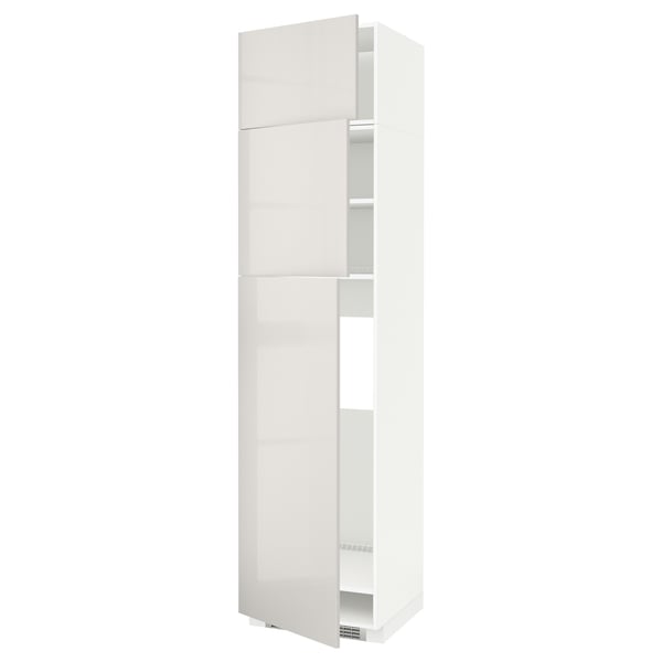 Questa immagine mostra un mobile bianco alto METOD con ripiani regolabili, design moderno, finitura lucida per un look pulito e spazioso.