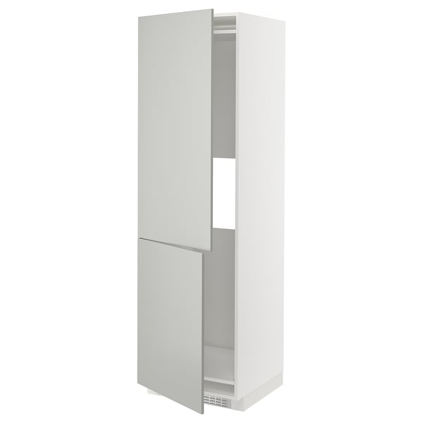 Un mobile da cucina METOD in grigio chiaro. È alto, rettangolare con due ante aperte che rivelano gli scaffali all'interno.