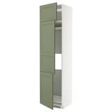 Mobile verde della serie IKEA METOD, alto e sottile con tre sezioni apribili, di colore verde chiaro con maniglie argentate.