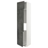 Un mobile da cucina METOD alto bianco con ante effetto cemento grigio scuro, con ripiani regolati e un moderno design urbano.
