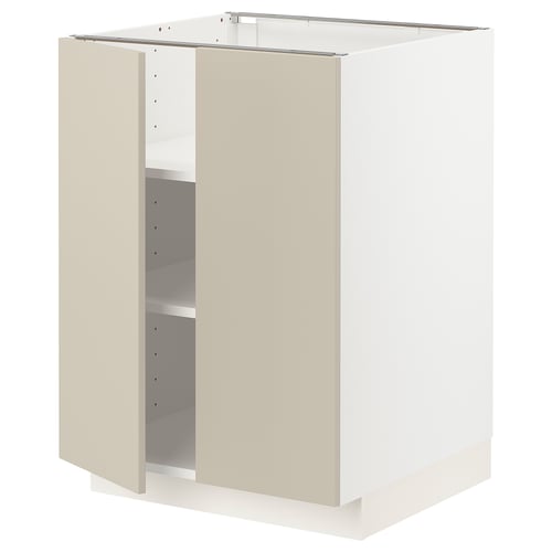 Raffigura un mobile da cucina METOD in beige con base bianca. L'armadio a due ante aperte, rivelando ripiani regolabili all'interno.