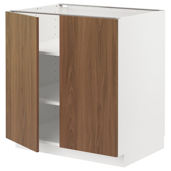 Un mobile da cucina METOD a giorno con frontali in noce tistorp. Due ante aperte, fianchi bianchi e ripiani regolabili.