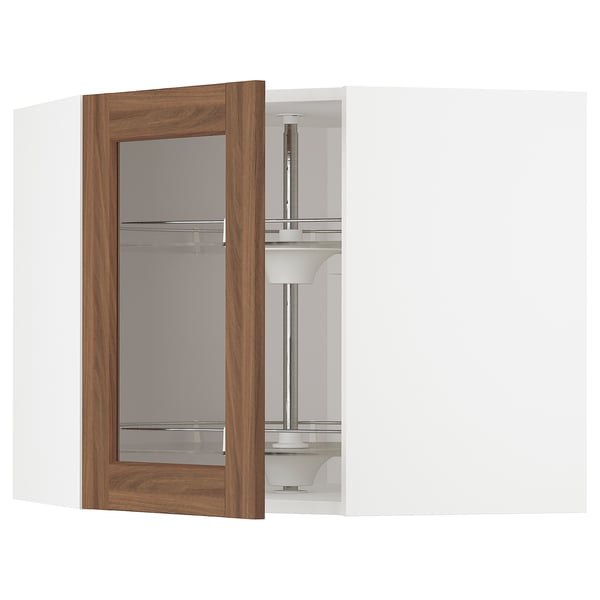 Un mobile da cucina METOD bianco con anta a giorno in vetro finitura noce e giostra interna.