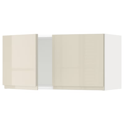 Un moderno mobile da cucina beige lucido del sistema METOD, dotato di eleganti maniglie integrate.