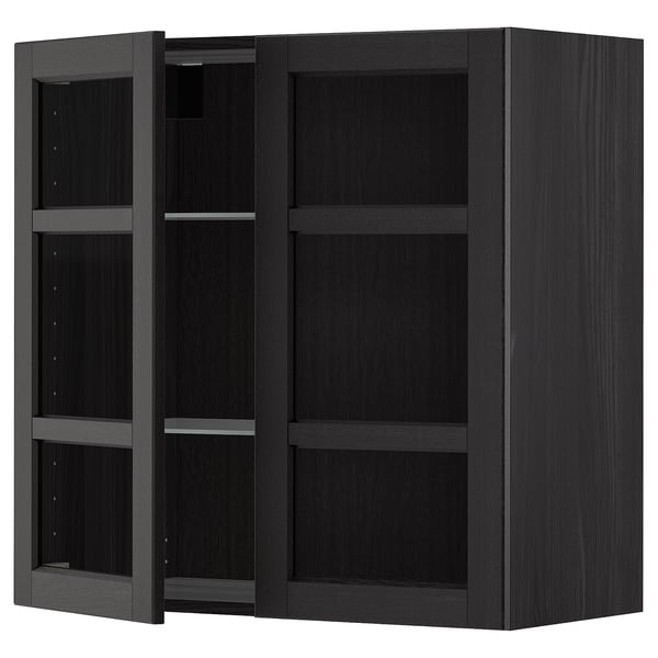 Mobile da cucina in legno tinto nero con ripiani regolabili e anta aperta.