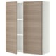 Opzione: Un mobile a giorno in legno del sistema da cucina ikeas METOD con finitura in noce. Ha due ante e un ripiano a vista all'interno.
