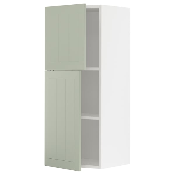 Un mobile da cucina METOD verde chiaro dal design moderno, caratterizzato da due ripiani regolabili all'interno.