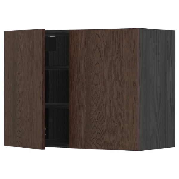 Mobile da cucina in legno marrone scuro con due ante aperte, che rivela i ripiani interni.