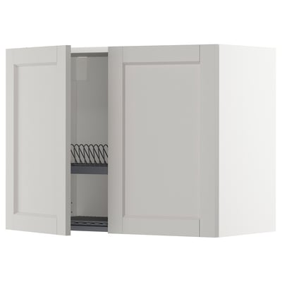 Pensile da cucina bianco, mensola rivelatrice con porta aperta e scolapiatti in filo metallico, design moderno angolare.