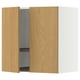 Mobile da cucina in legno con ante in rovere chiaro e ripiano in metallo, uno sfondo bianco quadrato aperto.