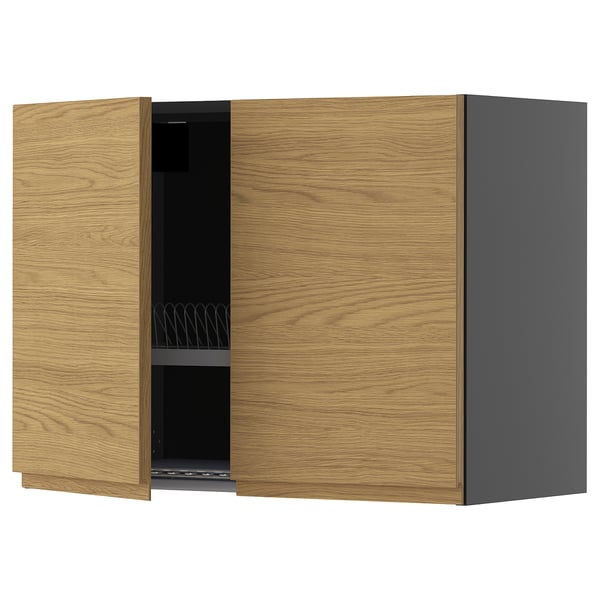 Un mobile da cucina in legno con un lato grigio. Ha porte in stile rovere e maniglie integrate, che offrono un aspetto minimalista con una sensazione di calore.