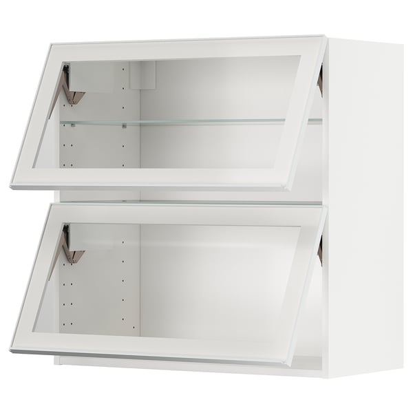 Un mobile da cucina METOD bianco con ante in vetro e telai in metallo.