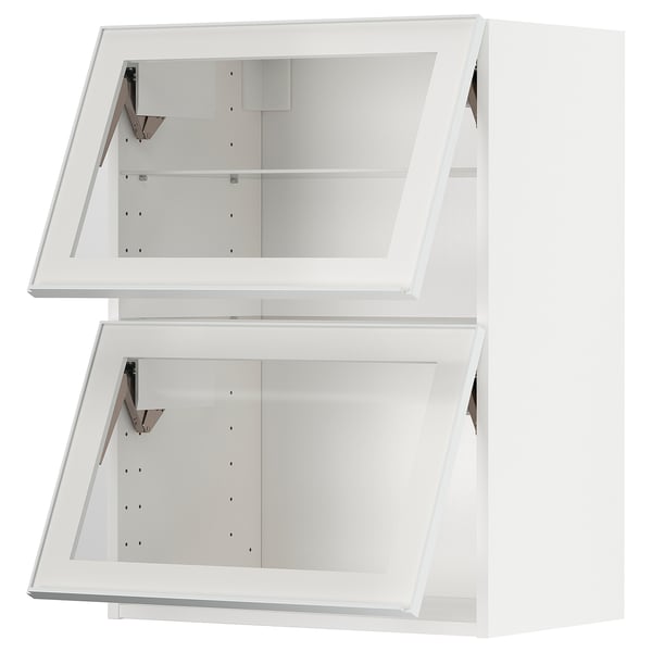 Un mobile da cucina METOD bianco con ante in vetro e cornici metalliche. Ha un design moderno con linee pulite e un aspetto elegante.