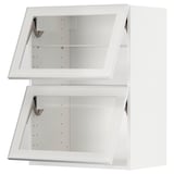 Un mobile da cucina METOD bianco con ante in vetro e cornici metalliche. Ha un design moderno con linee pulite e un aspetto elegante.