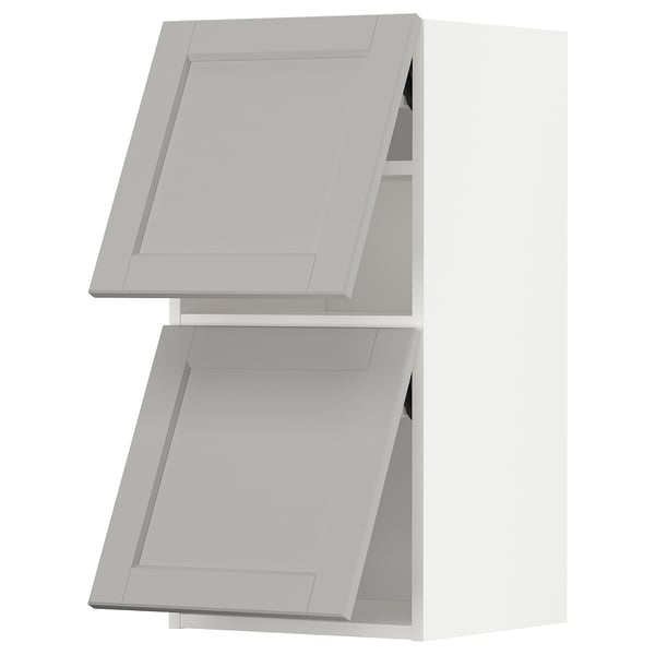 Set di mobili da cucina bianchi con bordi smussati e design moderno. Costruzione robusta, elegante e funzionale.