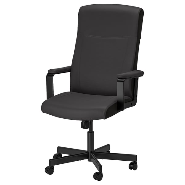 Sedia da ufficio girevole MILLBERGET, tessuto nero, altezza regolabile, braccioli imbottiti, design ergonomico.