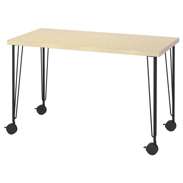 Una scrivania MITTCIRKEL con gambe e ruote in metallo nero. Si tratta di un piano in legno chiaro e di un design minimalista, ideale per spazi compatti.