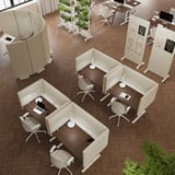Ufficio moderno con schermi MITTZON, scrivanie, sedie, piante, luce naturale.