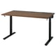 Opzione: La scrivania sit-stand MITTZON con piano in legno e gambe nere, progettata per essere regolata in altezza.