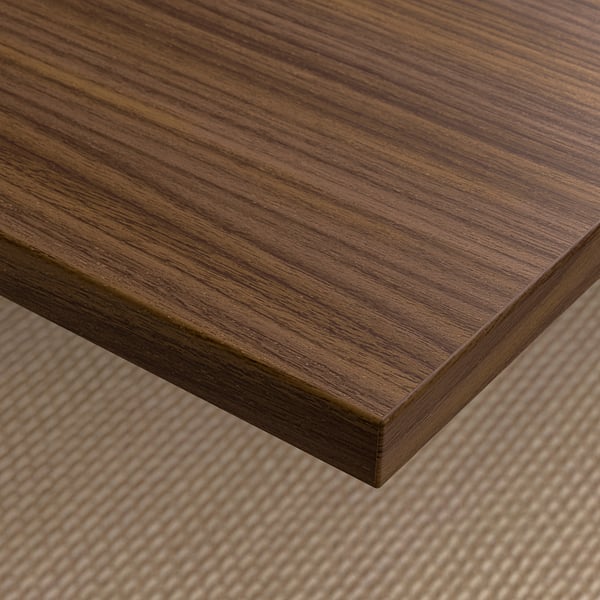 Elegante piano del tavolo in legno, finitura liscia, ricca trama a venature. Lavorazione elegante, robusta, di alta qualità.