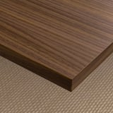 Elegante piano del tavolo in legno, finitura liscia, ricca trama a venature. Lavorazione elegante, robusta, di alta qualità.