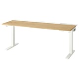 Una scrivania MITTZON sit/stand con piano in legno chiaro e gambe bianche. Ha due motori e altezza regolabile.