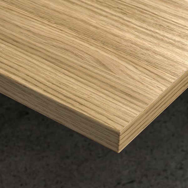 Primo piano della superficie della scrivania in legno elegante e ben realizzata, che mostra la sua consistenza liscia e la finitura di qualità.