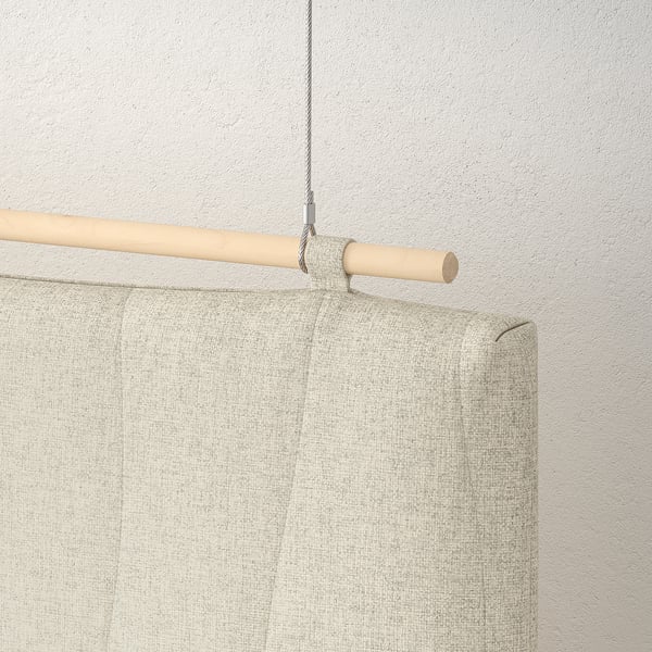 Deflettore acustico con asta e corda in legno, montato a soffitto.