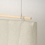 Deflettore acustico con asta e corda in legno, montato a soffitto.