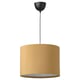 Il paralume dorato pende dalla tazza nera del soffitto. Design moderno e cilindrico con rivestimento in morbido tessuto.