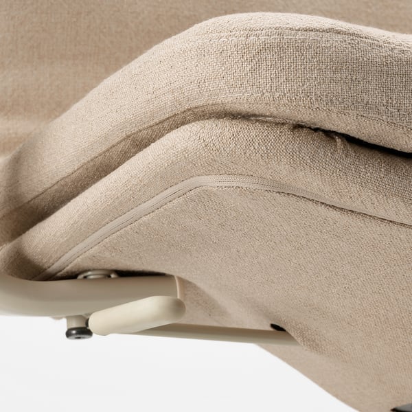 Primo piano di un sedile e bracciolo imbottiti di sedie da ufficio di alta qualità, in tessuto beige e design robusto.