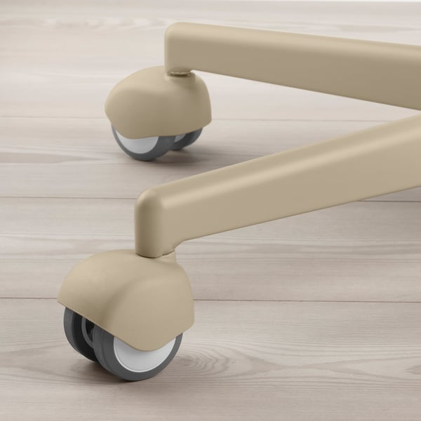 Rotelle per sedie da ufficio beige su pavimento in legno. Ruote di alta qualità e scorrevoli.