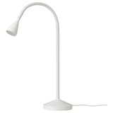 Una lampada ikea NÄVLINGE bianca. Ha un manico elegante e curvo, una base stabile e una fonte di luce focalizzata nella parte superiore.