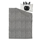 Biancheria da letto a tema zebra: piumino a righe bianche e nere con cuscino zebrato da cartone animato.