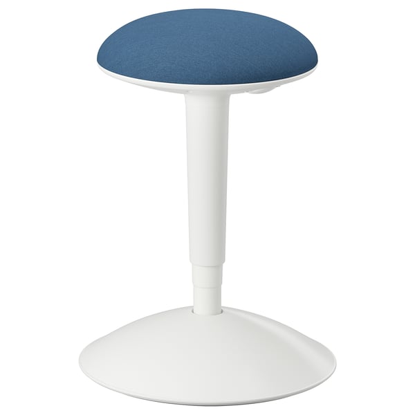 Uno sgabello attivo NILSERIK blu e bianco. La seduta rotonda è blu con base e stelo bianchi. Regola l'altezza e favorisce una postura corretta.