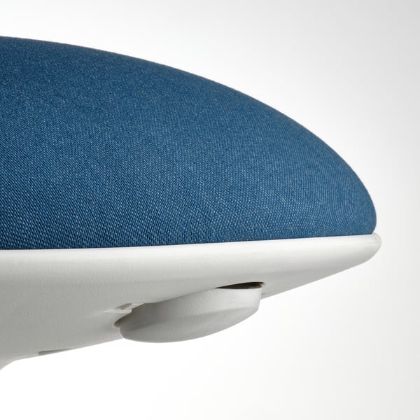 Primo piano di una sedia moderna, sedile imbottito e base stabile, che mostra materiali e design di alta qualità.