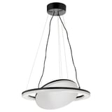Una moderna lampada a sospensione NORAFORS bianca con design circolare e catene regolabili.