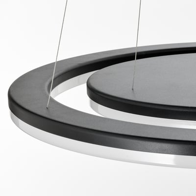 Moderna lampada a sospensione a doppio anello con telecomando. Bianco e nero, regolabile ed efficiente dal punto di vista energetico.