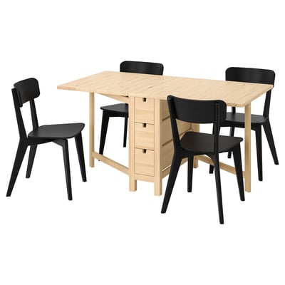 Set da pranzo NORDEN: tavolo in betulla chiara, sedie nere. Compatto, elegante per piccoli spazi.