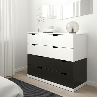 Cassettiera NORDLI in bianco e nero, cassetti alti e larghi, moderna configurazione della camera da letto.