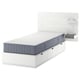 Letto moderno bianco NORDLI con materasso grigio-blu, dotato di cassetti portaoggetti, ripiani per la testiera e un design elegante.