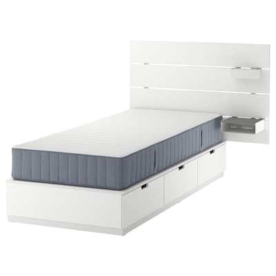Letto moderno bianco NORDLI con materasso grigio-blu, dotato di cassetti portaoggetti, ripiani per la testiera e un design elegante.