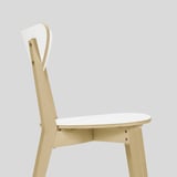 Sedia in legno dal design elegante, finitura chiara e seduta bianca. Robusto e impilabile, mette in mostra l'artigianato di alta qualità.
