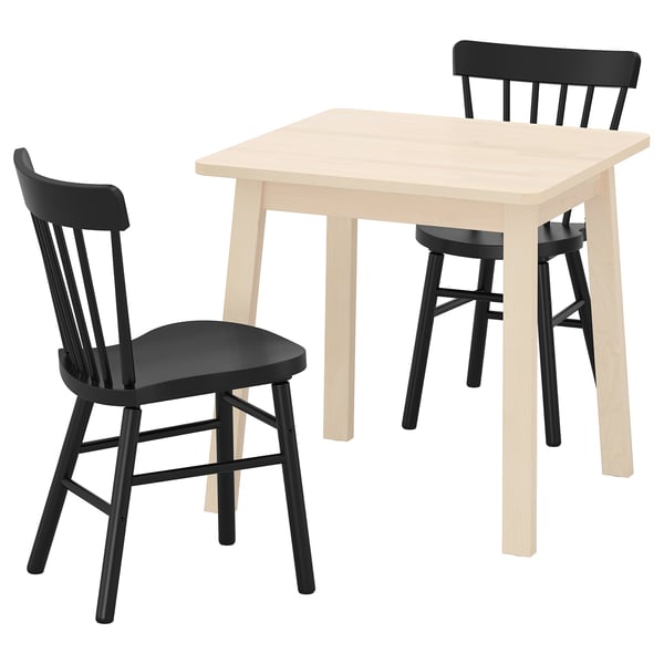 Piccolo set da pranzo con tavolo in legno chiaro e sedie nere, design moderno per spazi compatti.