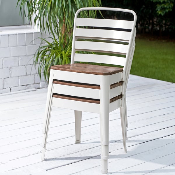 Sedia in metallo bianco con seduta in legno, adatta per mangiare all'aperto. Fa parte della collezione NORRMANSÖ.