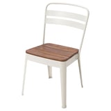Sedia in metallo bianco con seduta in legno, uso interno/esterno, schienale curvo per il massimo comfort.