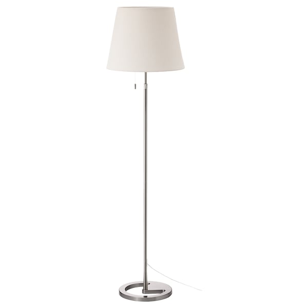 Esporrà una lampada da terra NYFORS dal design classico con paralume bianco e base argentata, realizzata in metallo e plastica.
