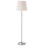 Esporrà una lampada da terra NYFORS dal design classico con paralume bianco e base argentata, realizzata in metallo e plastica.
